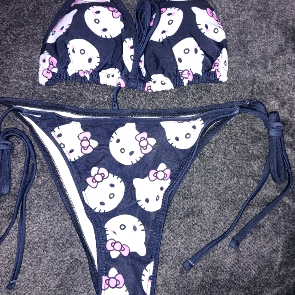 Hello Kitty Bikini - Picture 3 of 5